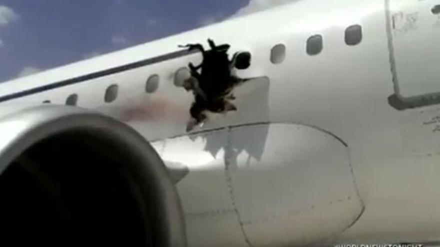 Un passatger grava l&#039;aterratge forçós d&#039;un avió que va patir una explosió en ple vol