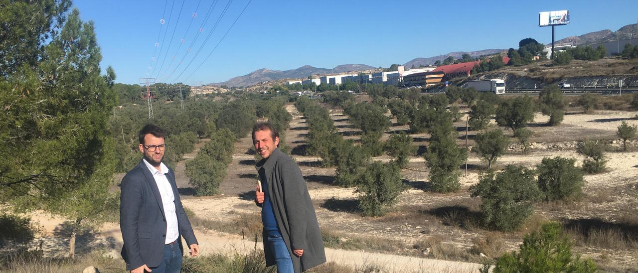 Los concejales Fernando Portillo y David Morcillo en los terrenos del futuro polígono de La Cantera.