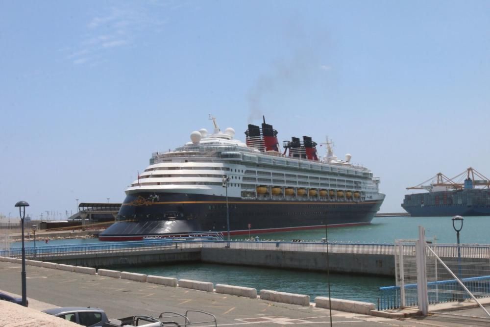 El 'Disney Magic' ha atracado en el Puerto de Málaga.