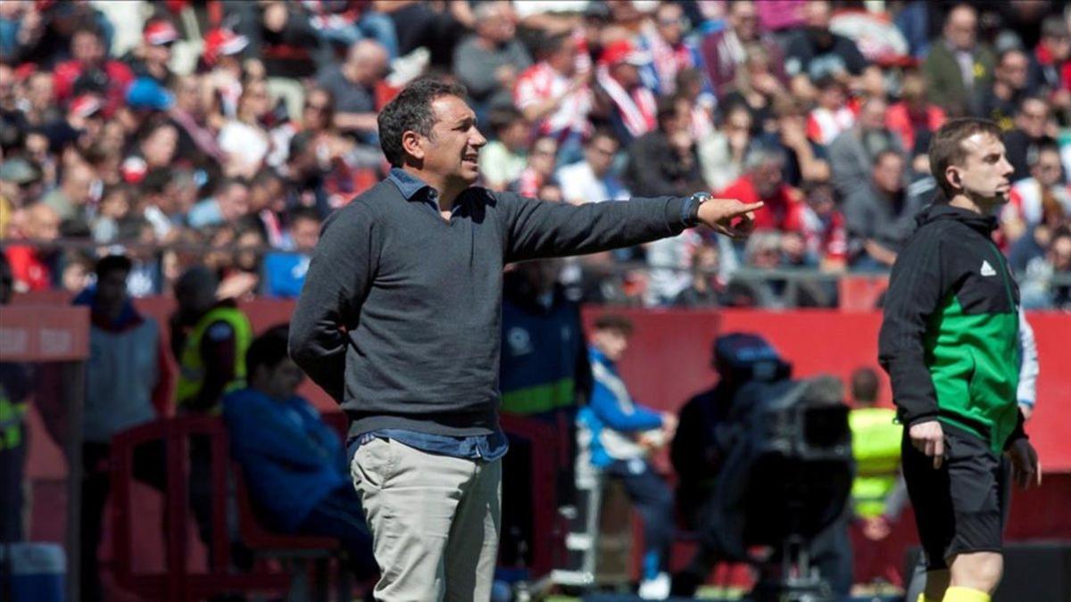 Eusebio Sacristán da instucciones a sus futbolistas durante el duelo ante el Espanyol.