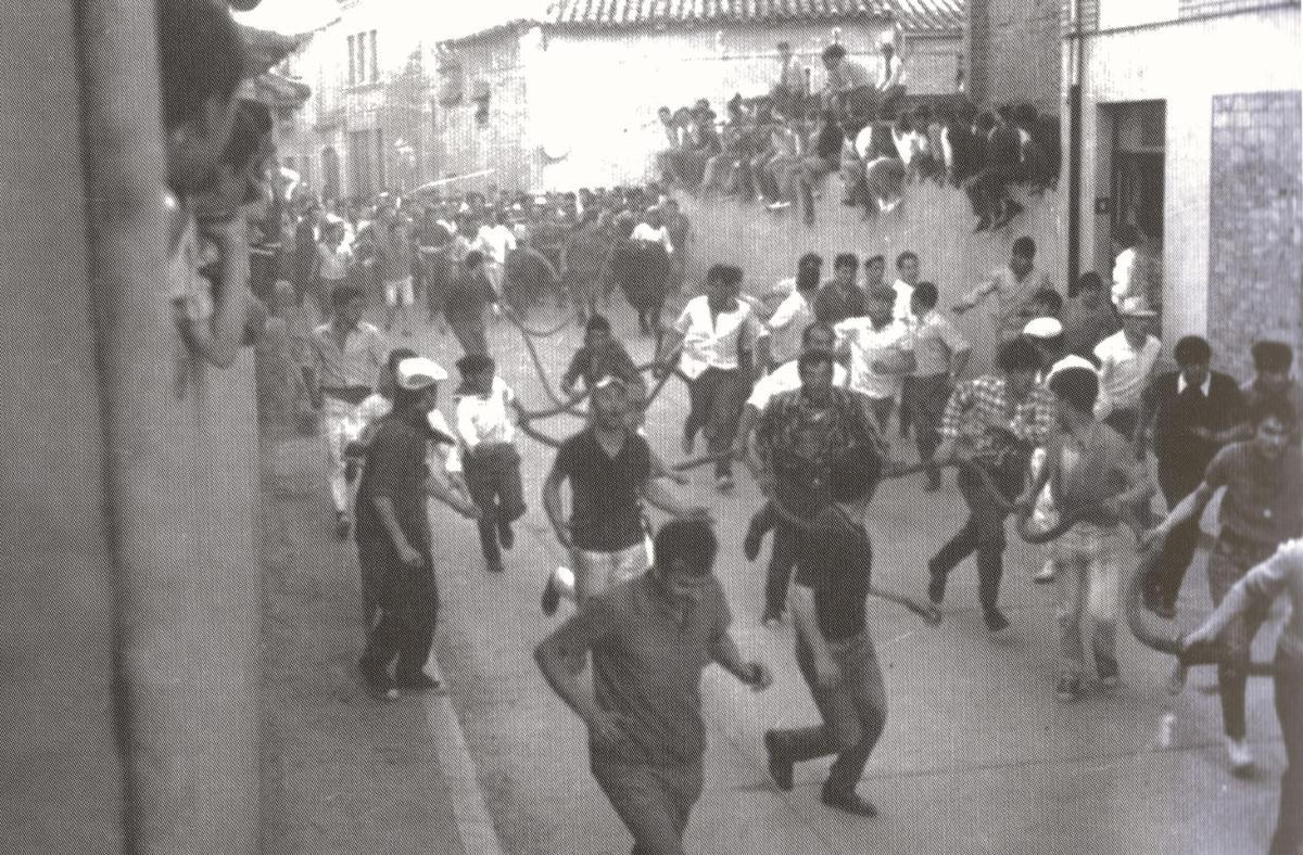 Toro Veleto en la calle Lagares, el 4 de julio de 1969.