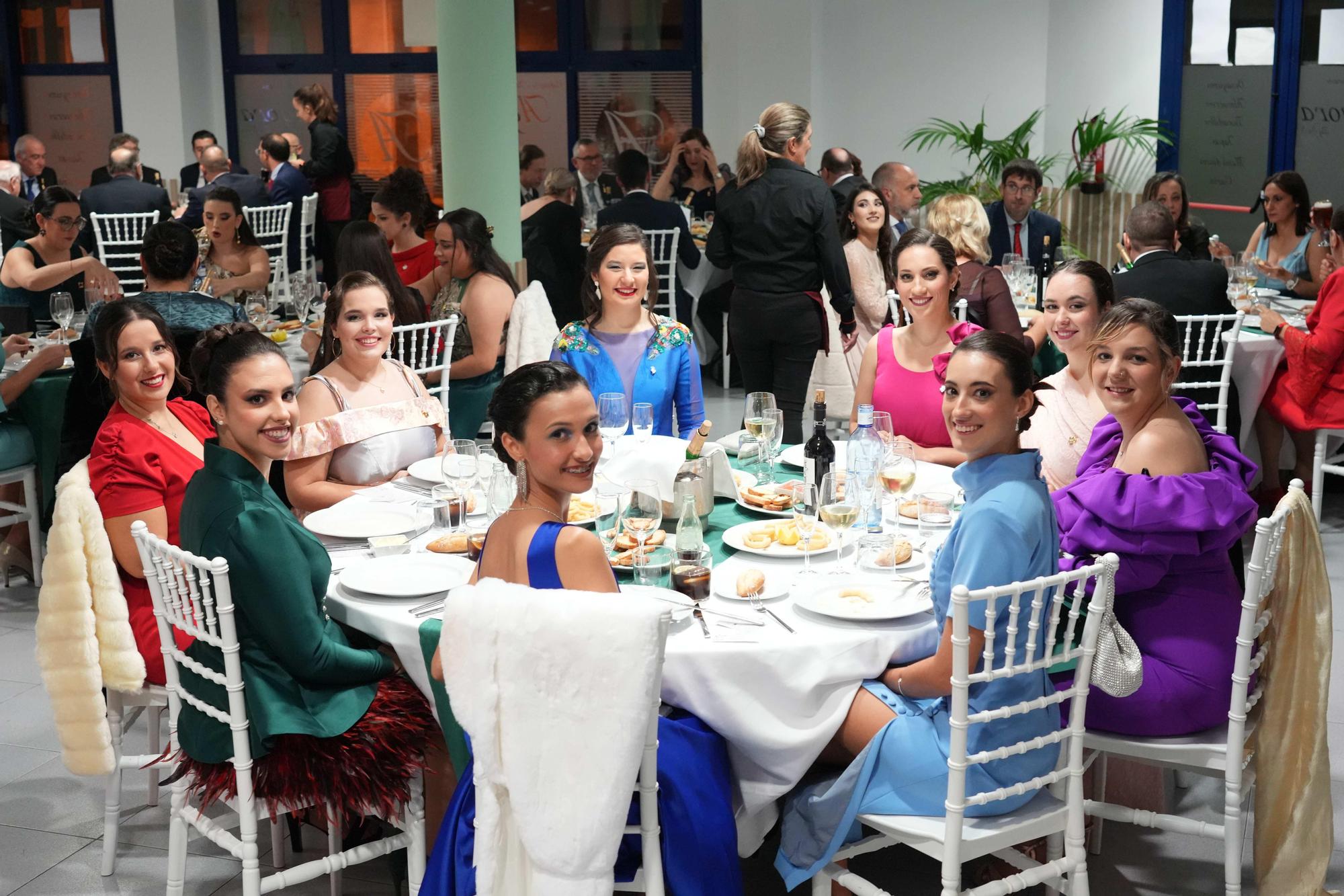 Tradicional cena de la Pascuera de reina, damas, madrinas, presidentes y Na Violant en Castelló