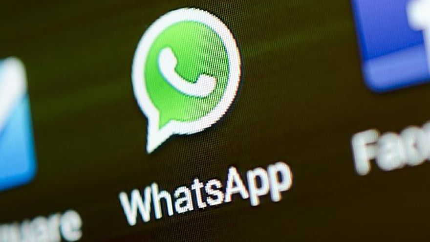 Un móvil con la aplicación WhatsApp.