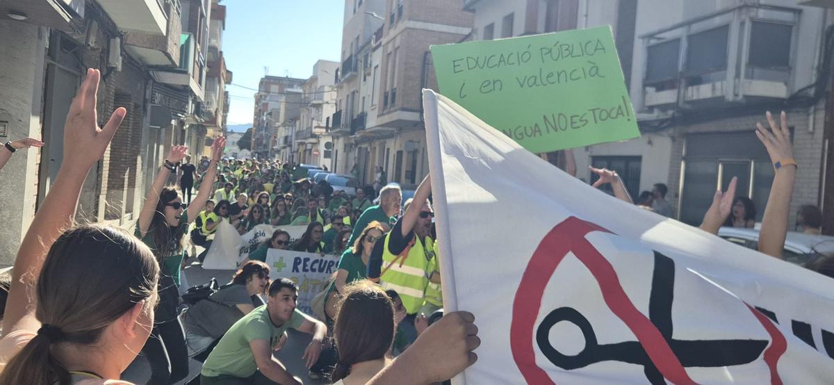 Vista de la manifestación a través de las calles de Carlet.