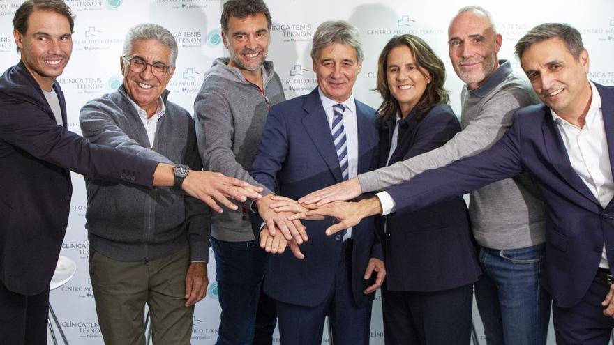 Leyendas del tenis español visitan Centro Médico Teknon para conocer su nueva Clínica Tenis