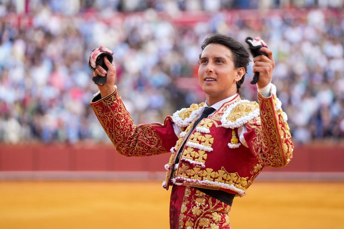 Roca Rey con dos de las tres orejas conseguidas este sábado en La Maestranza, de la que acabó saliendo por la Puerta del Príncipe.