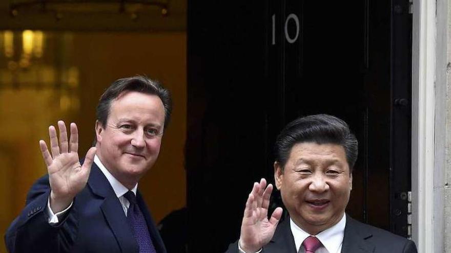 Xi, en 2015, junto al ex primer ministro británico David Cameron. // Reuters