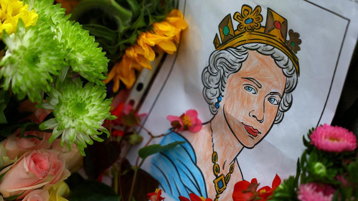 Flores y dibujos en recuerdo de Isabel II en Green Park.