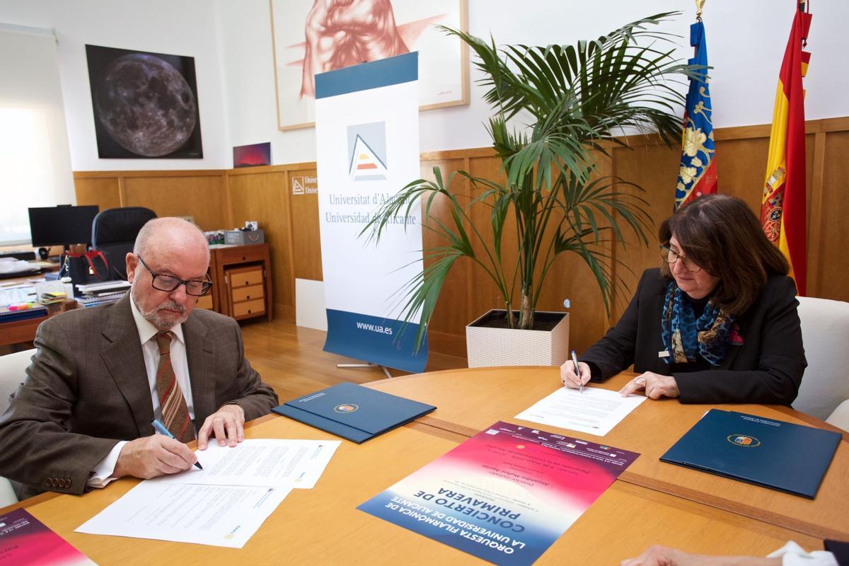 Un momento de la firma del convenio entre el Rotary Club Alicante y la UA
