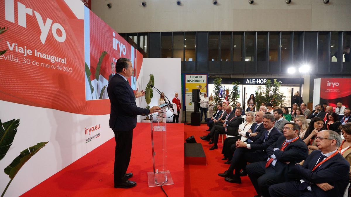 Carlos Bartomeu durante la presentación de los trenes en la estación de Santa Justa en Sevilla.