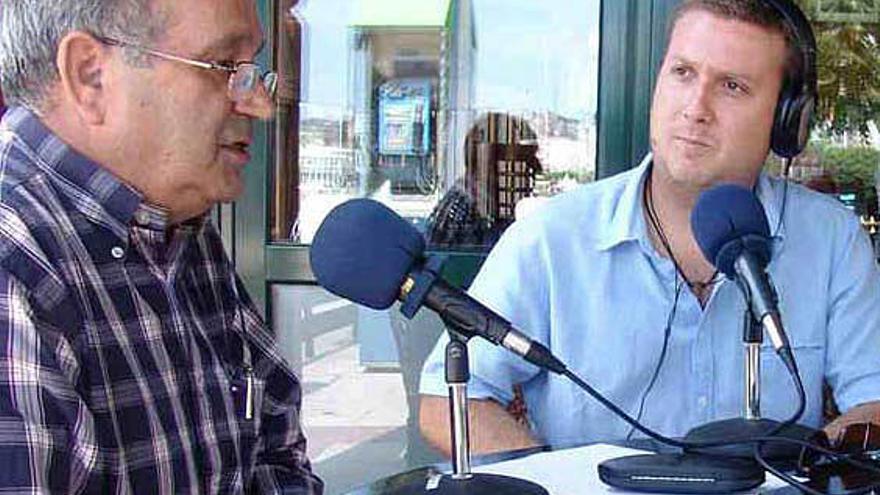 Trabajadores de la radio local con el ex alcalde Ramón Rodríguez Ares. / la opinión