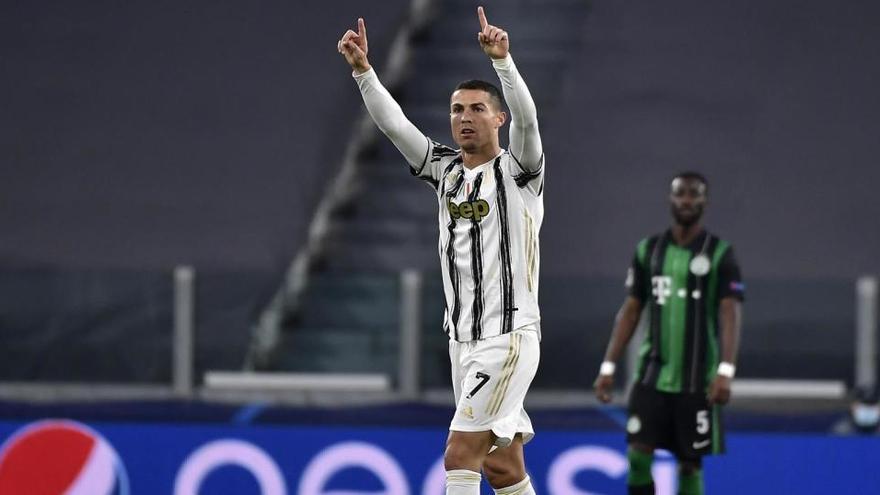 Cristiano Ronaldo celebra un gol con la Juventus en la Serie A 2020-2021.