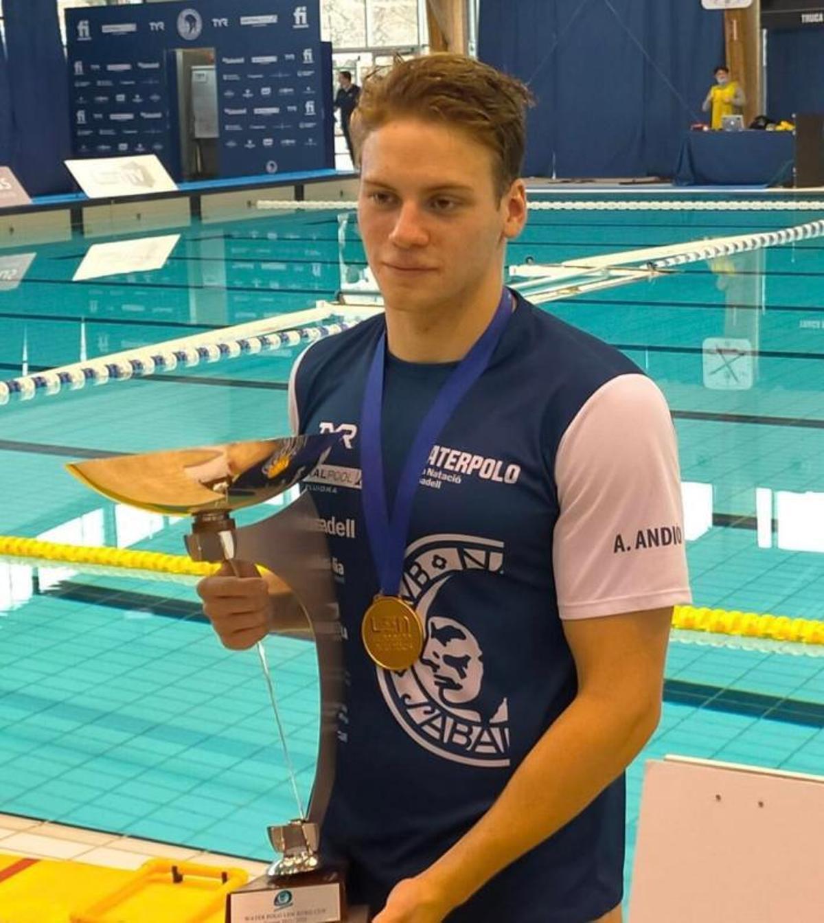 Andión posa con el trofeo.