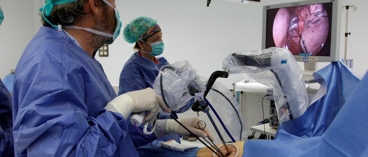 Sanidad destaca que los robots quirúrgicos contribuirán a reducir las listas de espera porque agilizan las intervenciones
