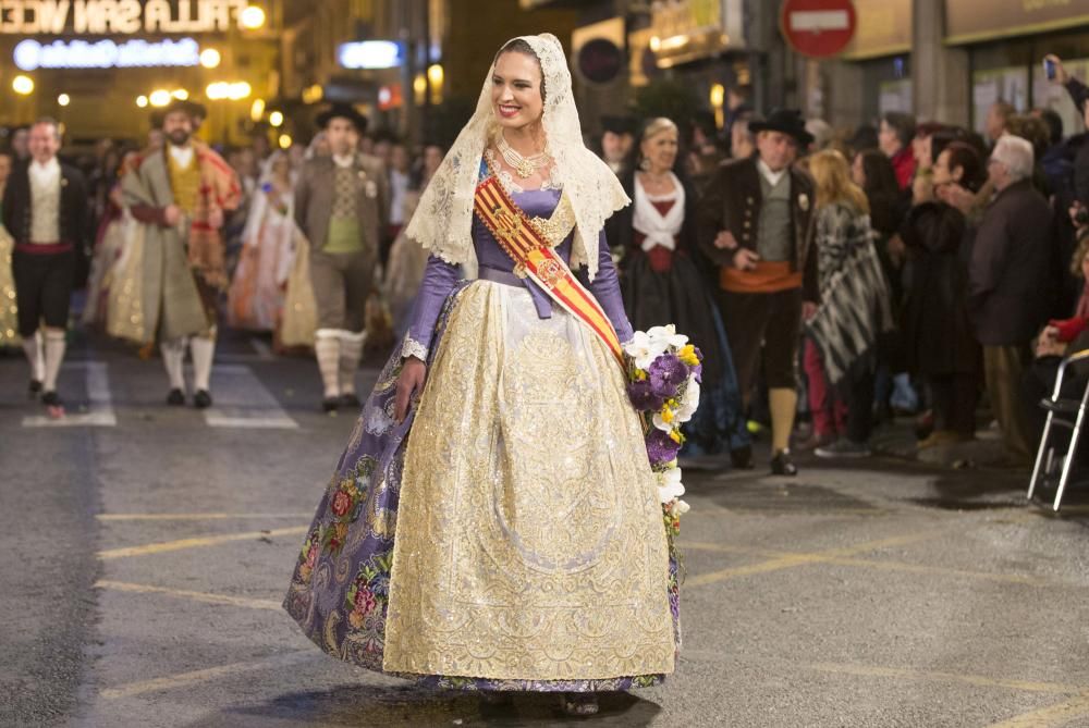 Así desfiló Alicia Moreno y la corte de honor