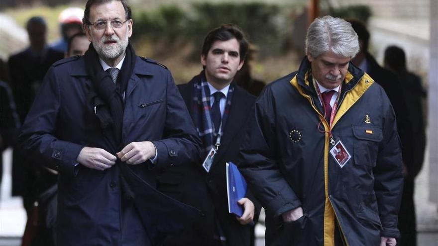 Un policía da el alto a Rajoy al llegar a la cumbre europea para pedirle la acreditación