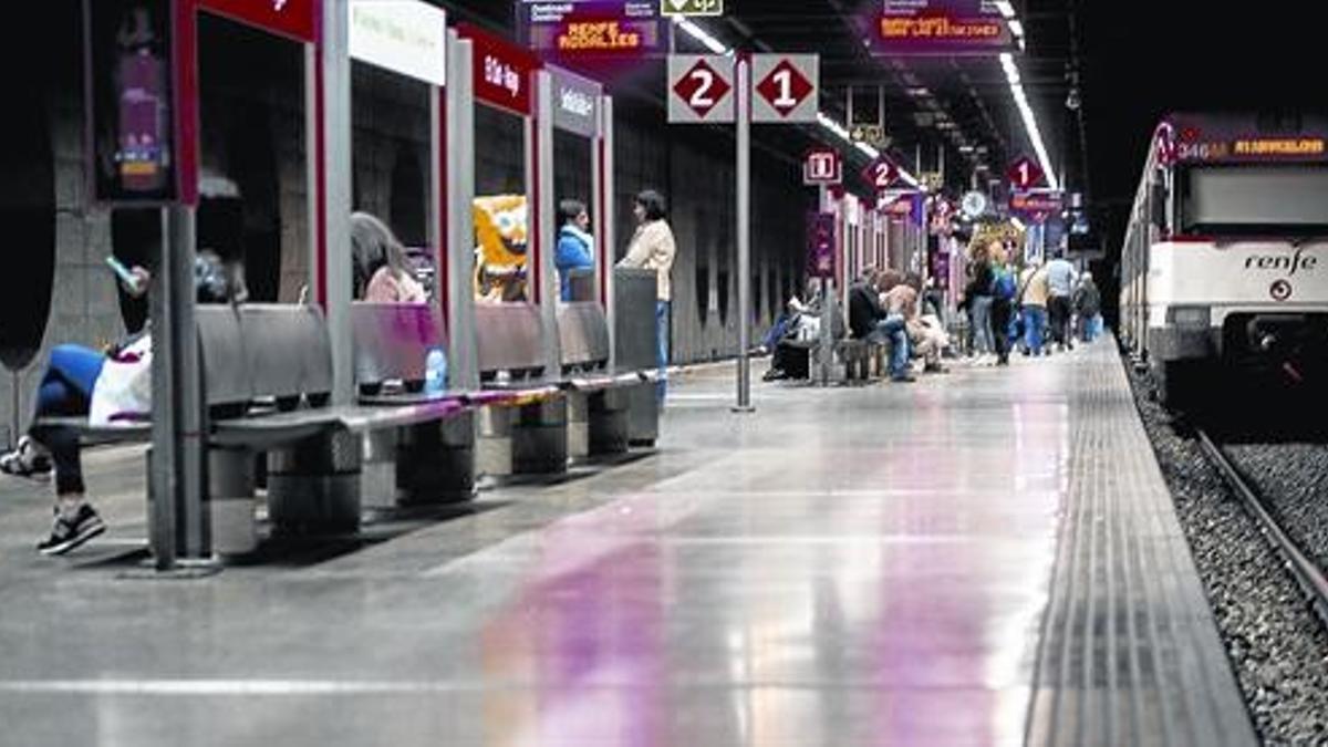 Un tren de Rodalies en la estación de Clot-Aragó de Barcelona