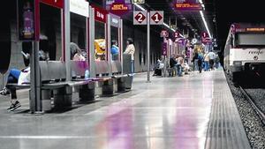 Un tren de Rodalies en la estación de Clot-Aragó de Barcelona, ayer.