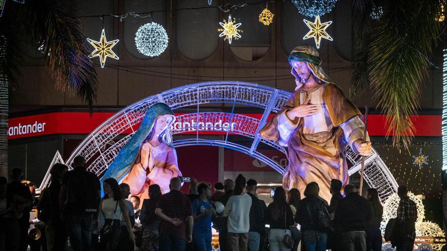 Del nacimiento gigante de la plaza de la Candelaria al belén de Lanzarote en el Parlamento