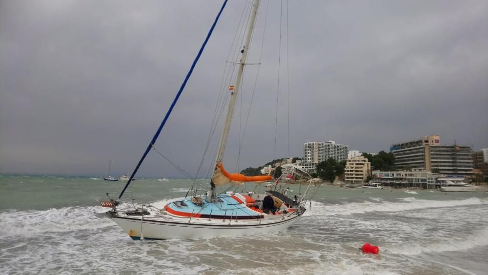 El temporal deja varios barcos varados en Son Maties