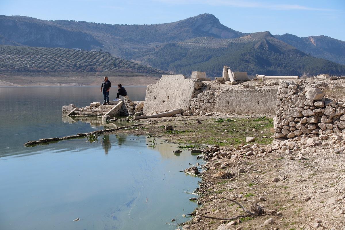 La falta de agua ha dejado al descubierto restos urbanísticos en el embalse de Iznájar.