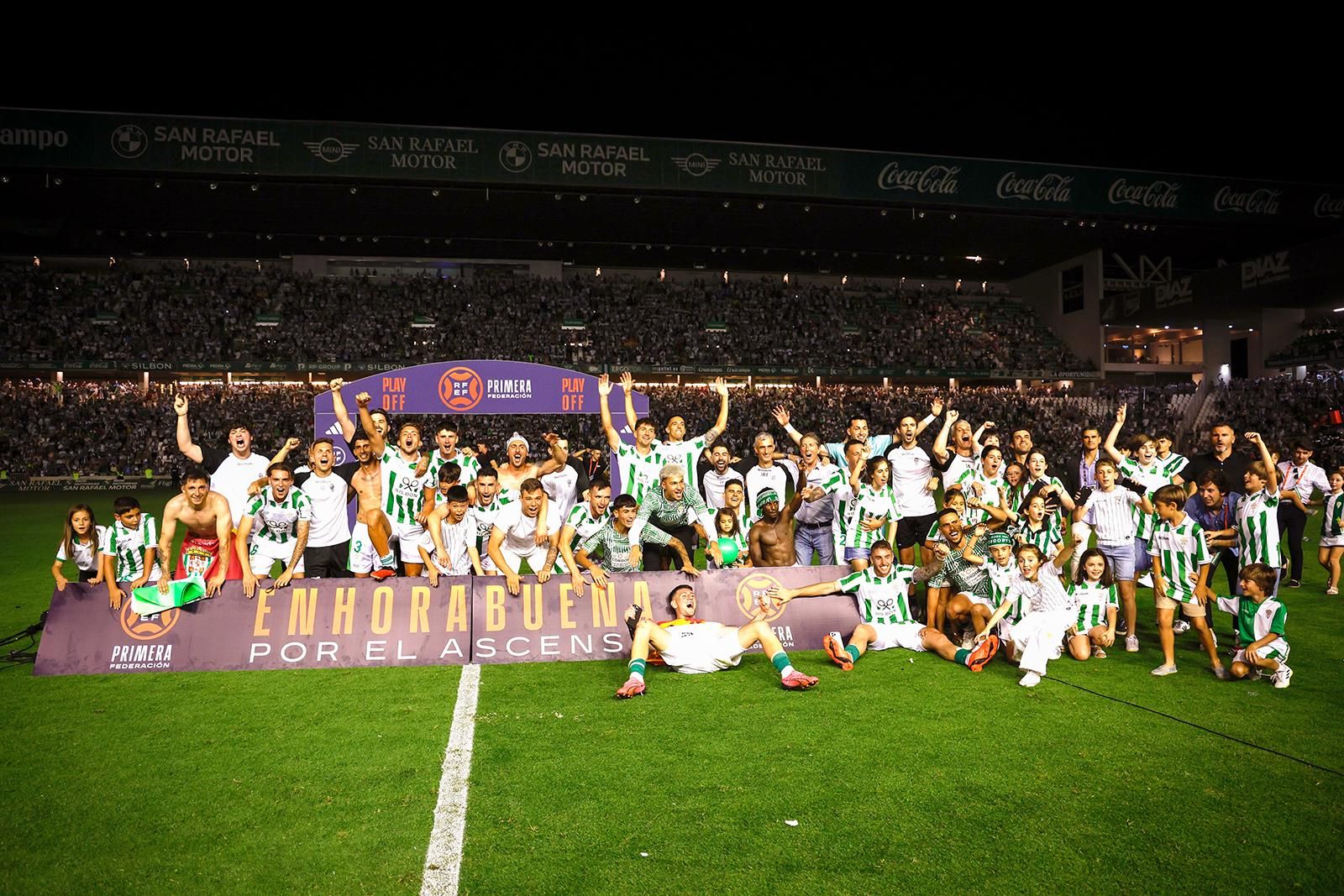 El Córdoba CF vuelve a Segunda / Las mejores imágenes de una noche para la historia