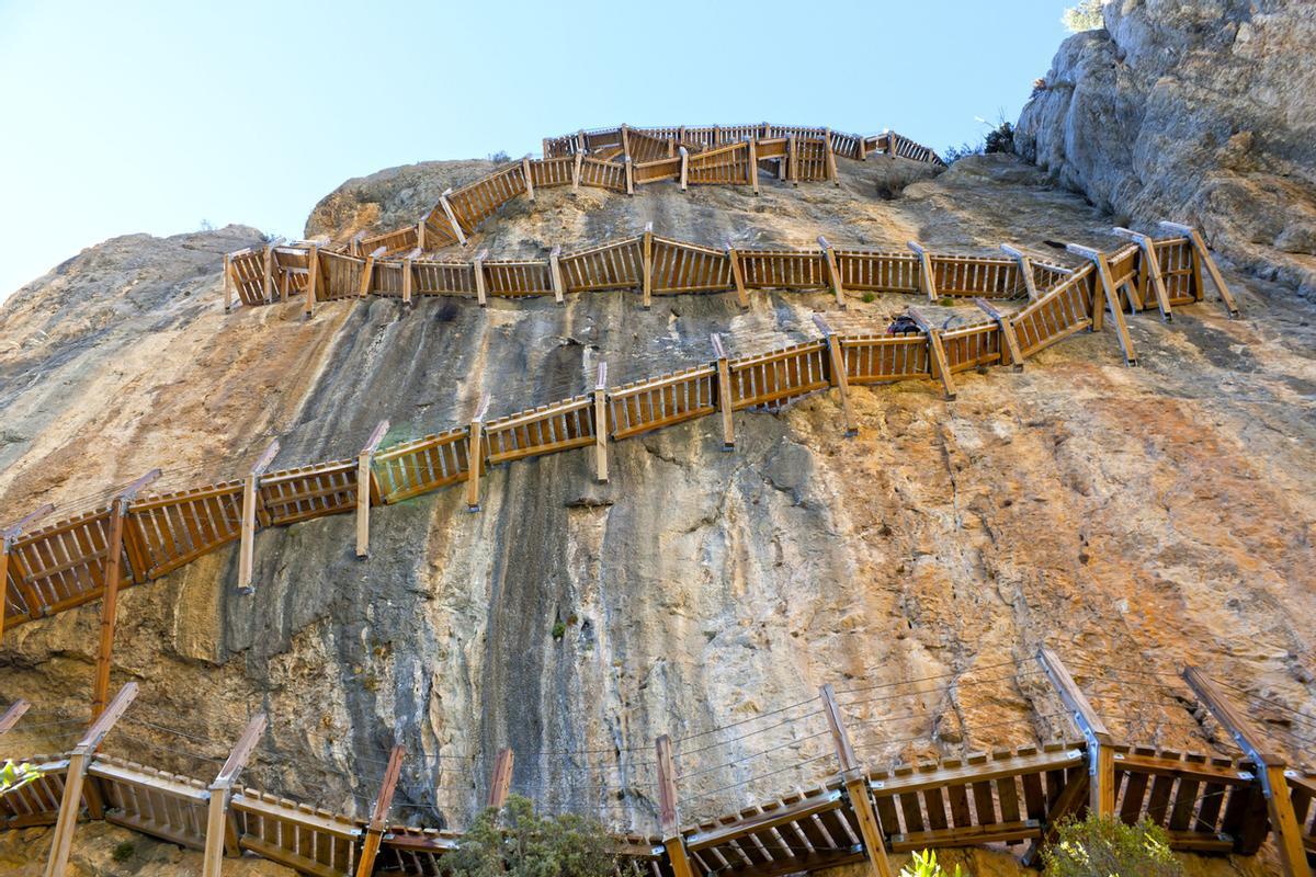Las escaleras ancladas en la pared del congosto