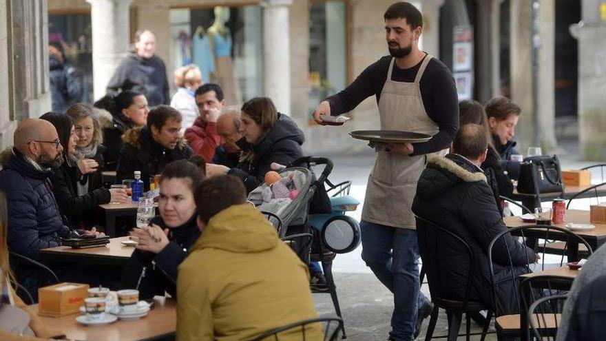 Un trabajador de la hostelería realizando su trabajo. // Gustavo Santos