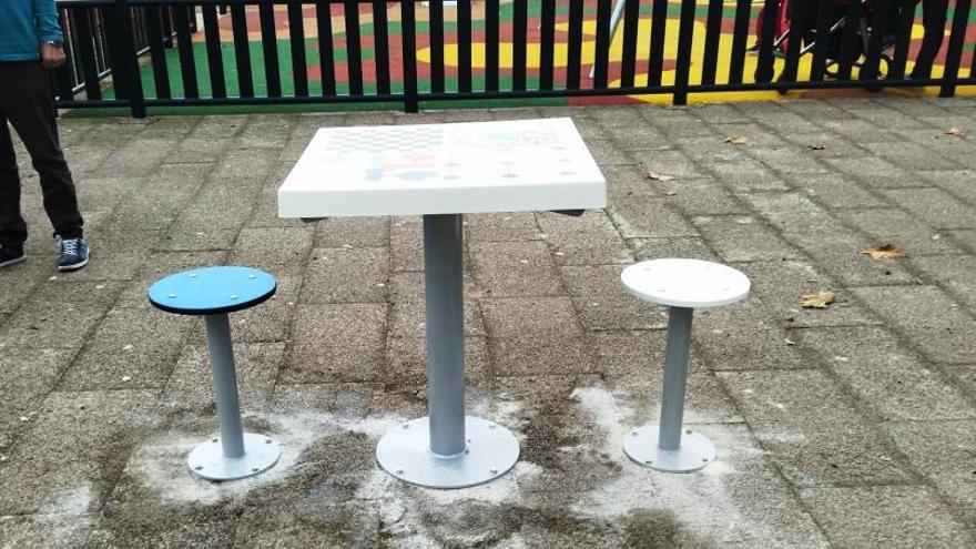 El Ayuntamiento instala una decena de mesas de ajedrez en parques