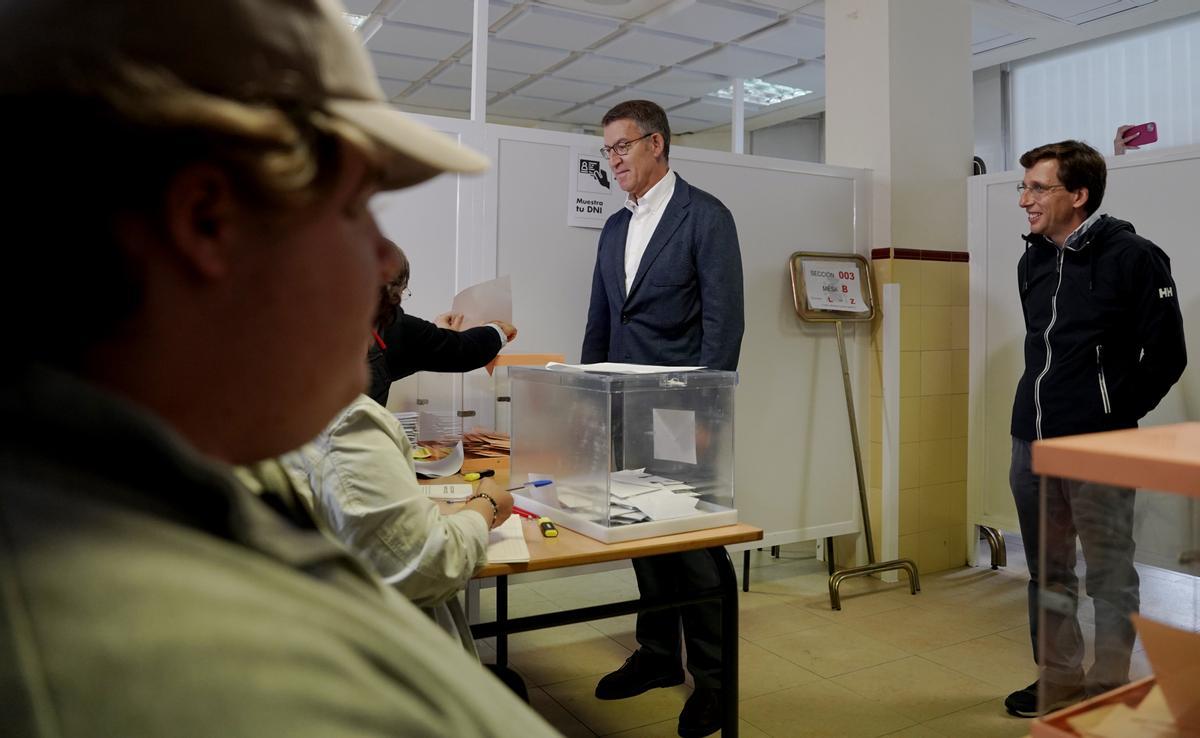 Alberto Núñez Feijóo y José Luis Martínez-Almeida votan en el colegio electoral Ramiro de Maeztu en Madrid.