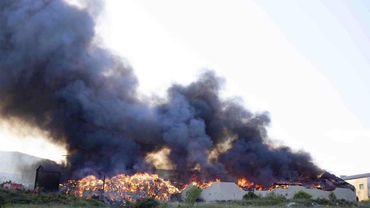 Se desata un incendio en una nave de almacenaje de ropa en L'Olleria