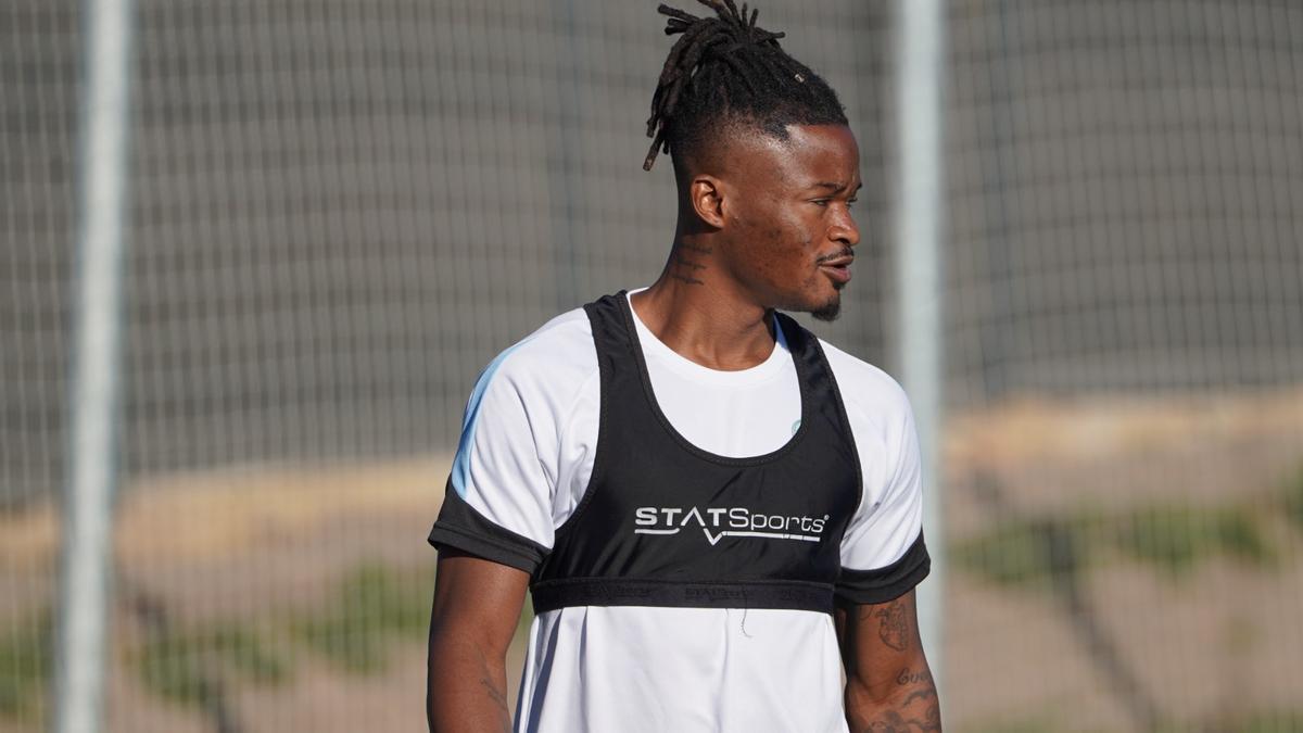 Cipenga en su primer entrenamiento tras regresar de la Copa de África.