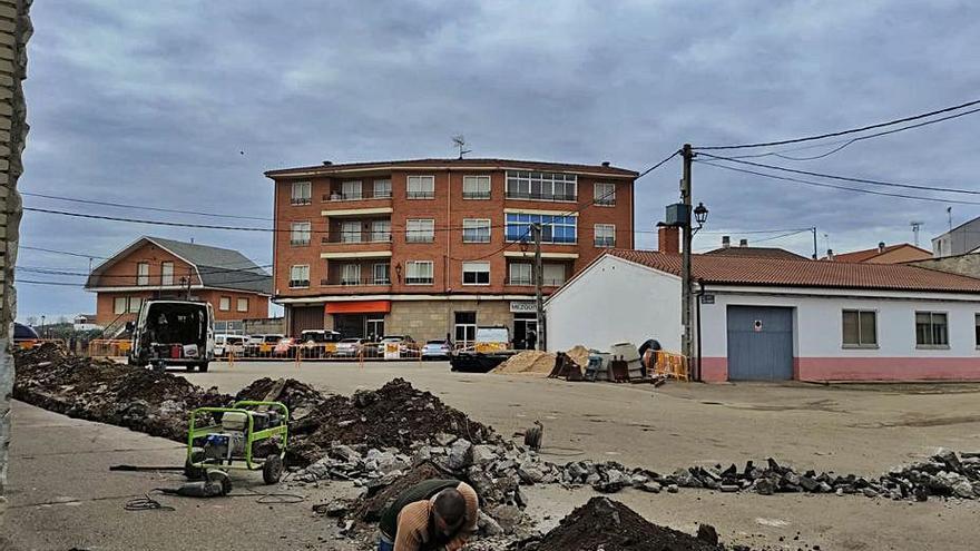 Obras en la red de abastecimiento de Alcañices. | Chany Sebastián