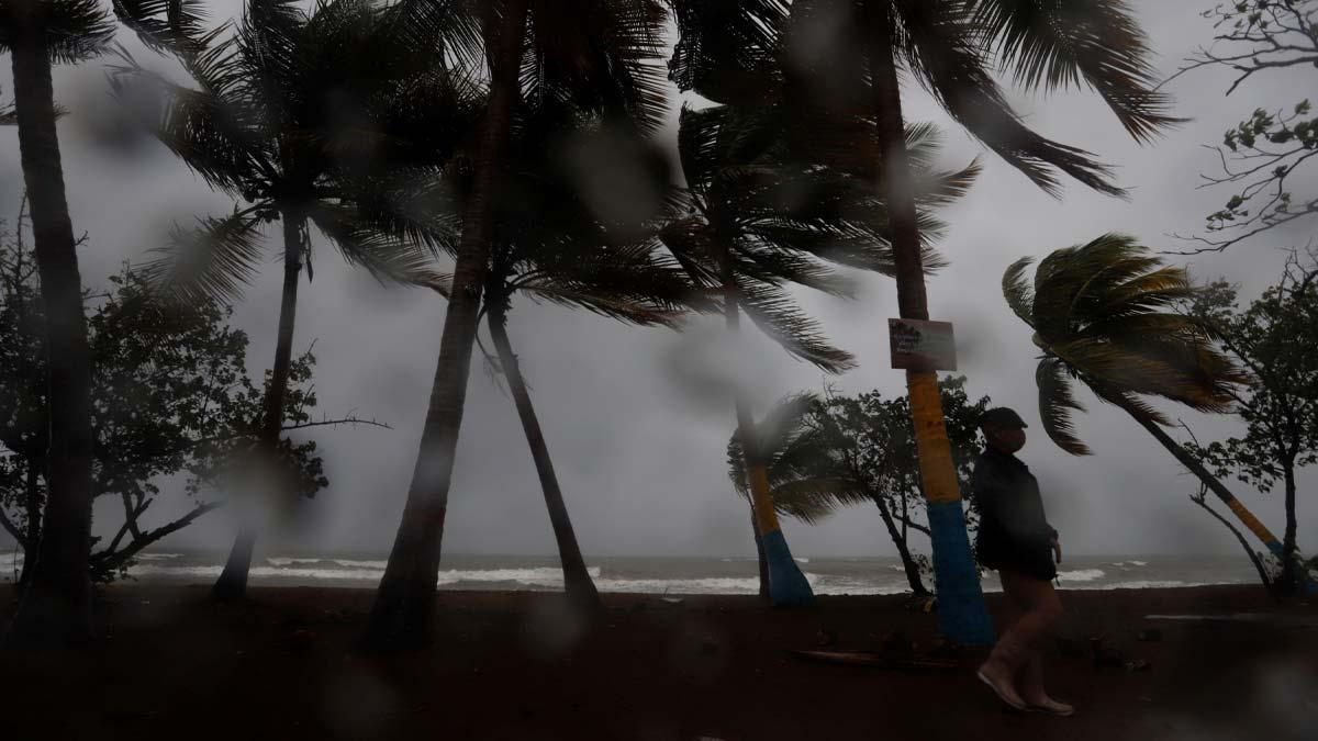 El peligroso huracán Laura se fortalece aún más antes de tocar el sur de EEUU
