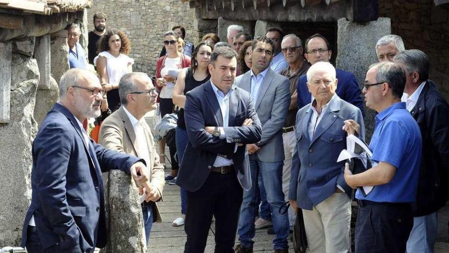 Las autoridades que asistieron ayer a la visita de Os Pendellos, con miembros del colectivo Baluarte. // Bernabé/Javier Lalín