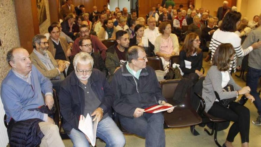 Militantes socialistas que participaron ayer en la asamblea celebrada en la Residencia de Estudiantes. // Santos Álvarez