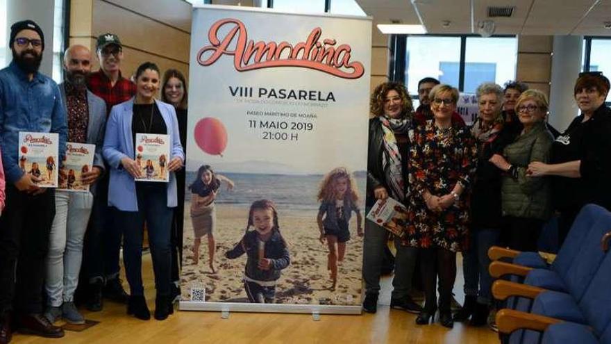 Un momento del acto de presentación de la pasarela Amodiña y su cartel promocional, en el Concello de Moaña. // Gonzalo Núñez