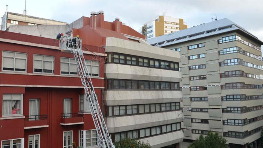 Los bomberos retiran una antena en Cabo Santiago Gómez.