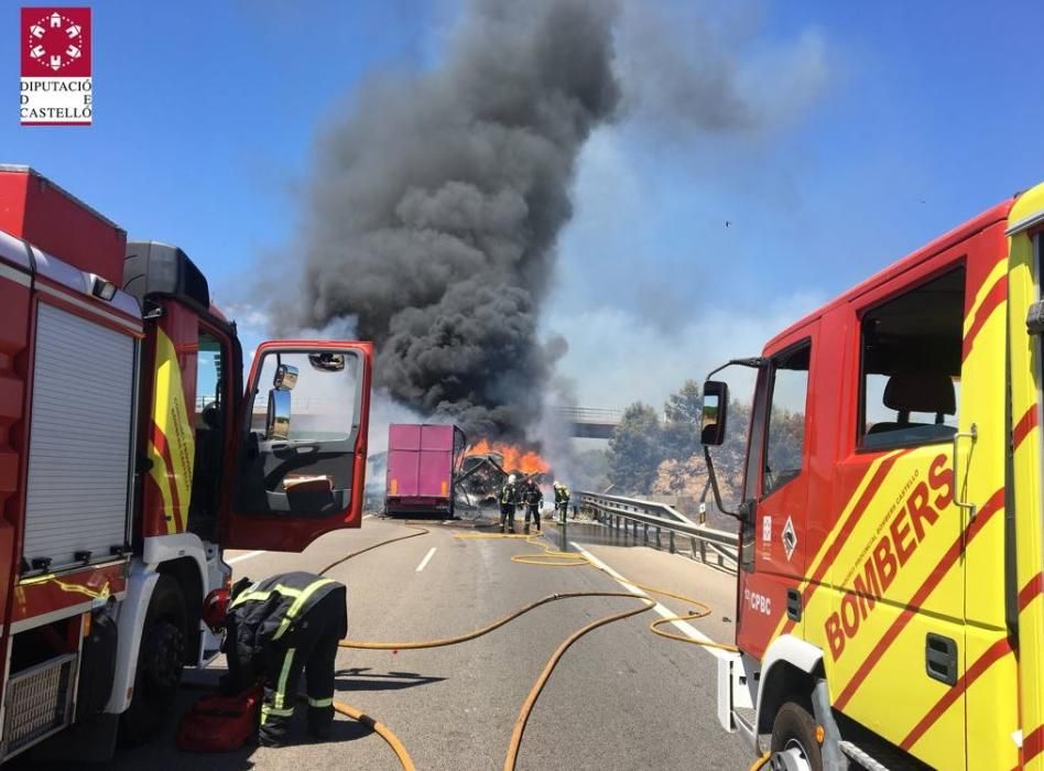 Incendio de dos camiones en la A-7 en Nules