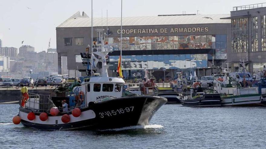 Un barco del cerco sale a faenar desde el puerto de Vigo. // Ricardo Grobas