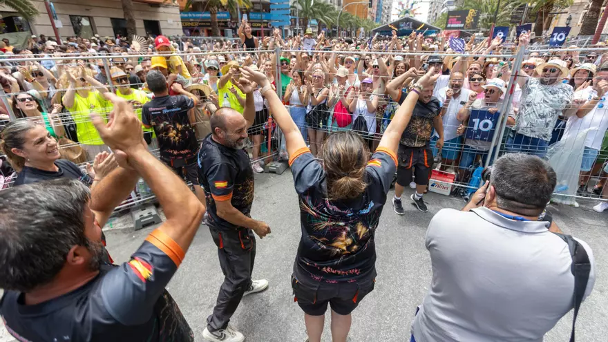 El pirotècnic de la mascletà de hoy: «Como alicantinos sentimos mucho el orgullo de disparar en Luceros»