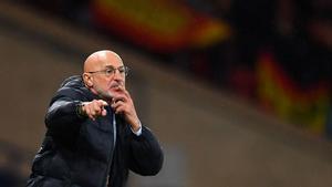 De la Fuente, el seleccionador español, da instrucciones a sus jugadores en Hampden Park.