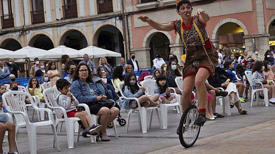 Luz Rodríguez, “Mona Circo”, en su monociclo, con el público de fondo.