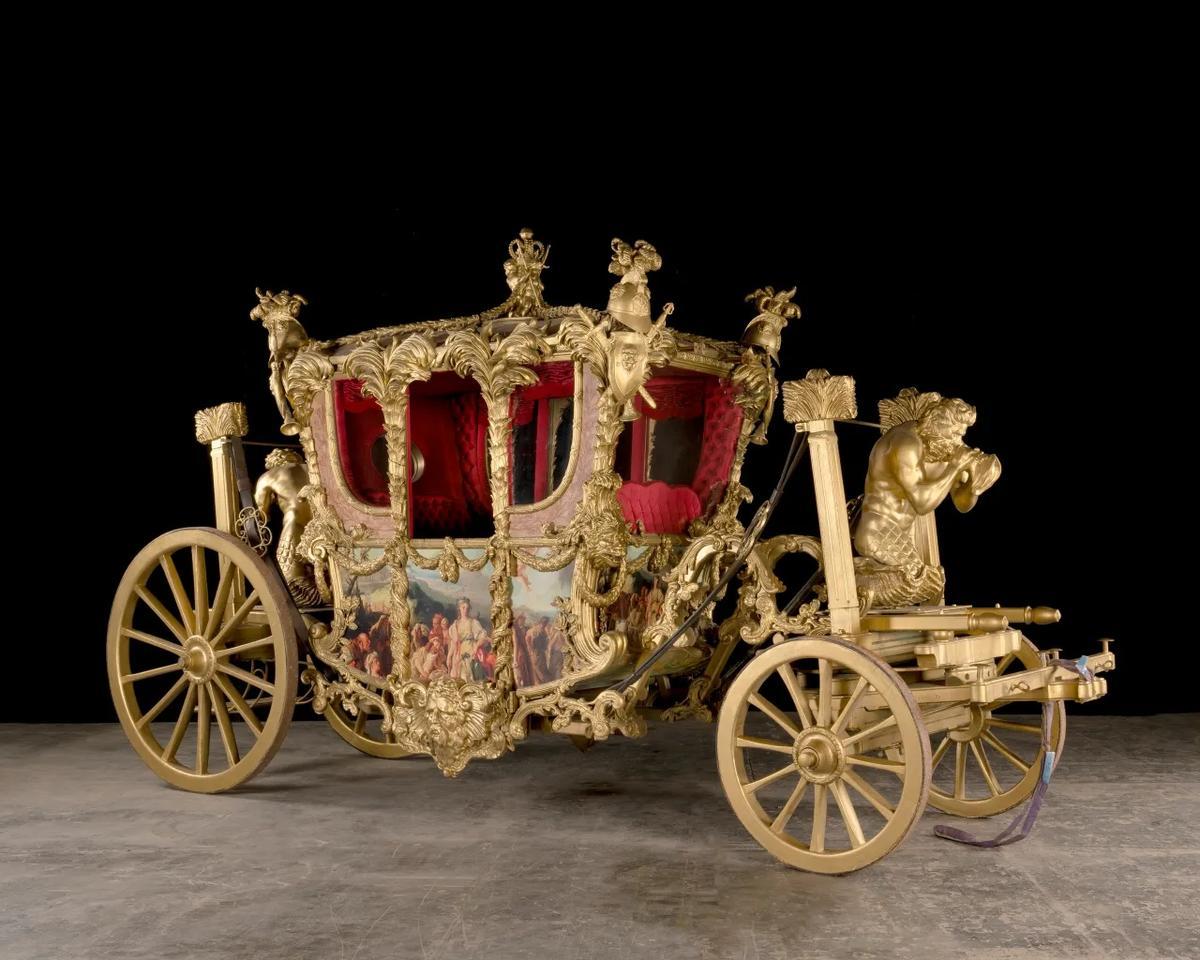 Reproducción del famoso carruaje de coronación, Gold State Coach, una de las piezas más icónicas de 'The Crown' que se subastarán en febrero.