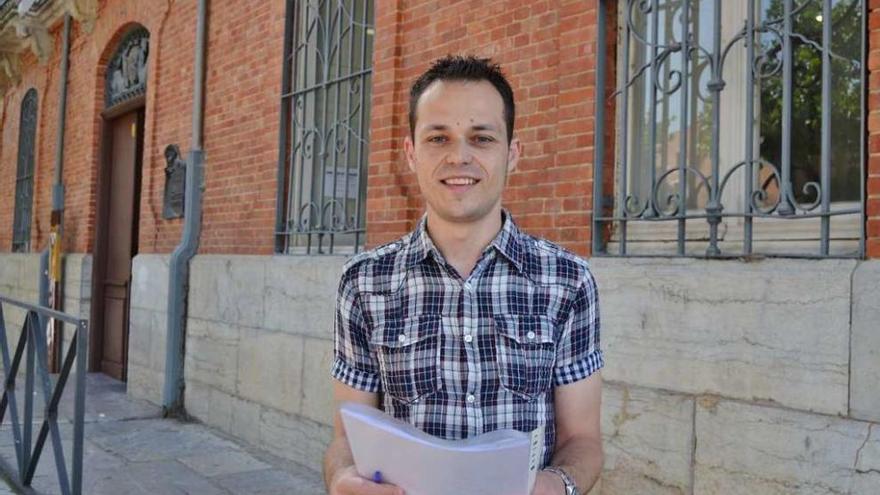 Rebordinos, nuevo coordinador de la Universidad de la Experiencia en Benavente, frente a la sede local.