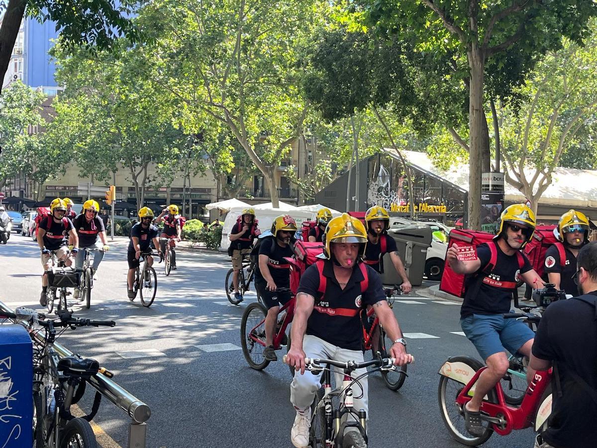 Un moment de la bicicletada dels bombers voluntaris a Barcelona.