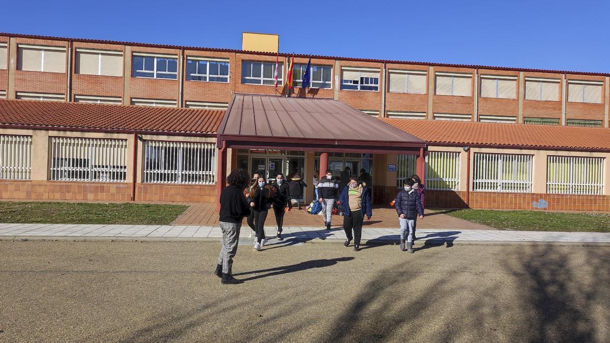 Alumnos del IESO Los Salados, ayer, ensayando con una profesora un acto para el Día de la Paz.