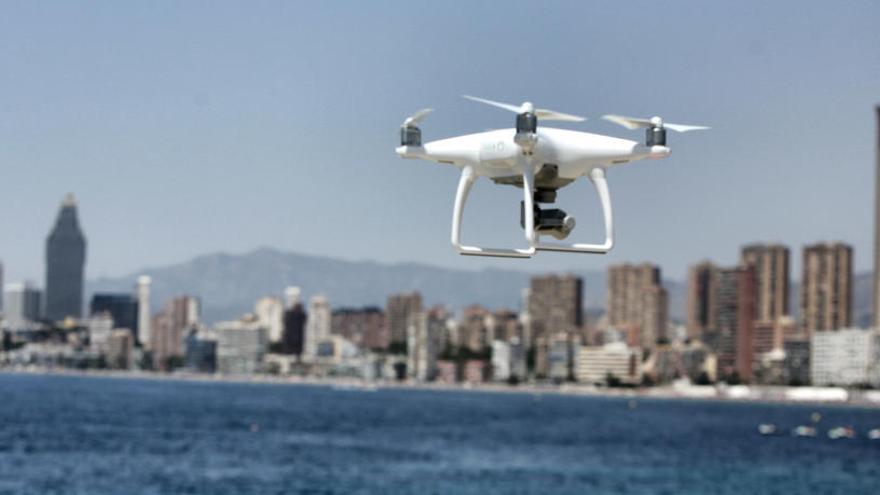 Un dron usado como vigilancia en una de las playas de la provincia