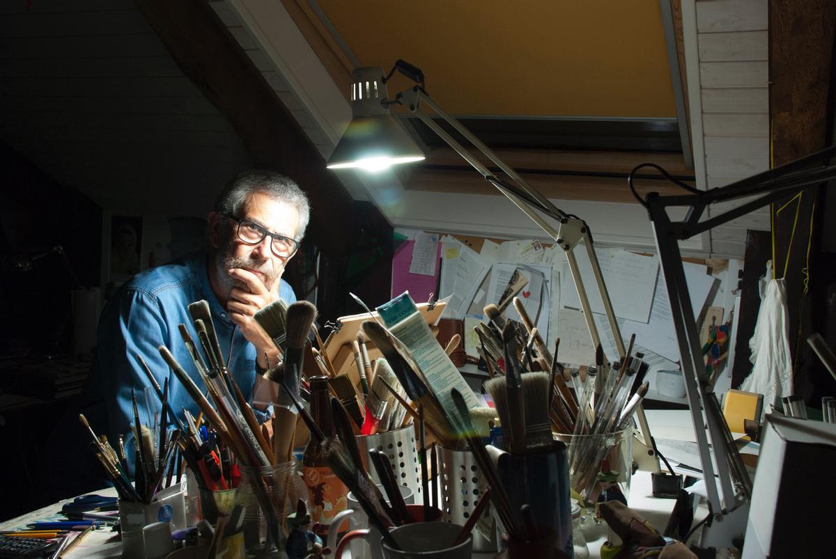 Xosé Cobas traballando na súa obra na casa protagonista.