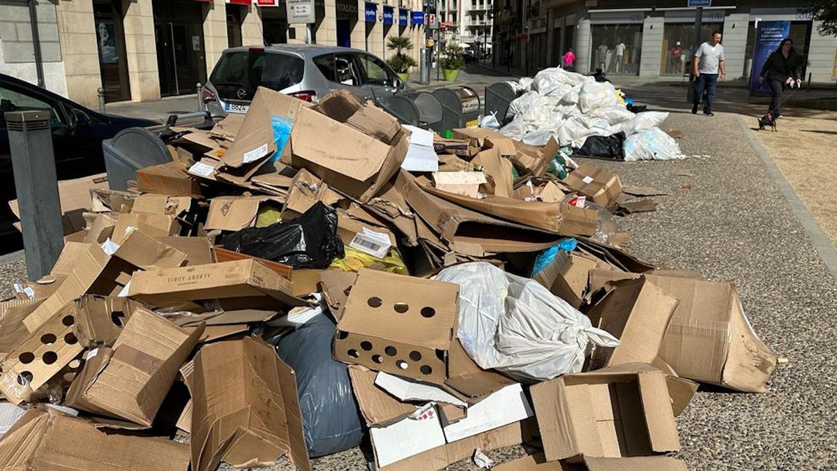 Piles de deixalles al centre de Figueres. .